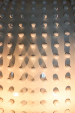 pürüzsüz geometrik çizgilere sahip paneller, geometrik panellerin eşsiz rahatlama üzerine ışık ve gölge oyunu