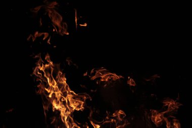 Siyah arka planda ateş alevleri