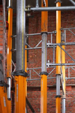 İnşaat işleri yağmur altında inşaat alanında.