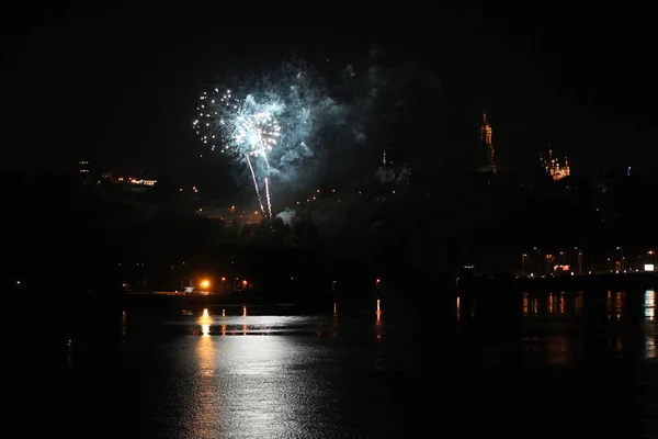Gece Kyiv 'deki Dnipro nehrinin üzerinde havai fişekler.