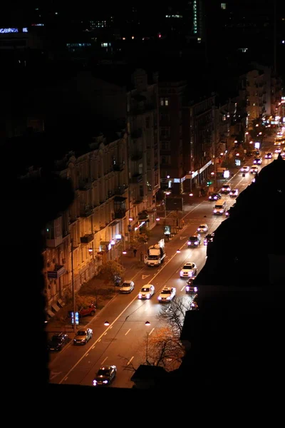 基辅夜晚的照片 在车灯的照耀下 街道上 — 图库照片