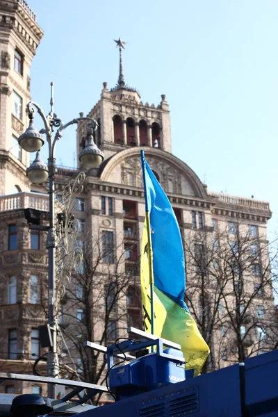 2014でのメイダンのウクライナ革命中の青黄色の旗 — ストック写真