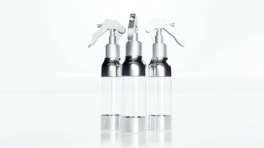 Anında antiseptik el dezenfektanı spreyi, antibakteriyel alkol sıvısı. Beyaz arka planda izole edilmiş, atom pompası olan şeffaf bir plastik şişe, stüdyo çekimi. 3d hazırlayıcı