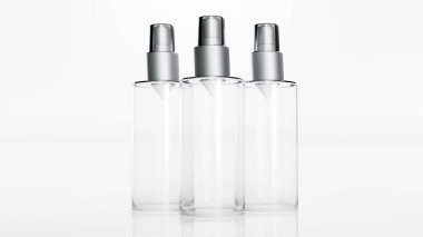 Anında antiseptik el dezenfektanı spreyi, antibakteriyel alkol sıvısı. Beyaz arka planda izole edilmiş, atom pompası olan şeffaf bir plastik şişe, stüdyo çekimi. 3d hazırlayıcı