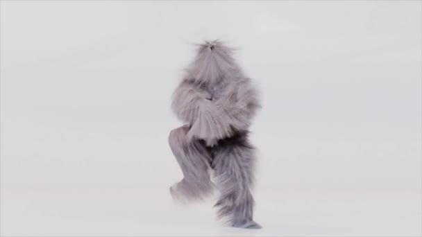 Hairy Monster Dancing Gangnam Style Tegen Witte Achtergrond Bont Helder — Stockvideo