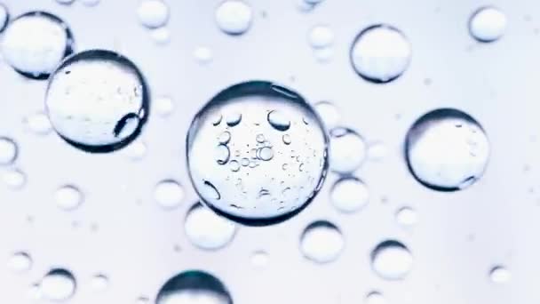 化妆品用精油泡在水中 蓝色液体气泡 液体流动 胶原蛋白 原子漂浮 保湿乳霜 皮肤血清 维生素 3D渲染 — 图库视频影像