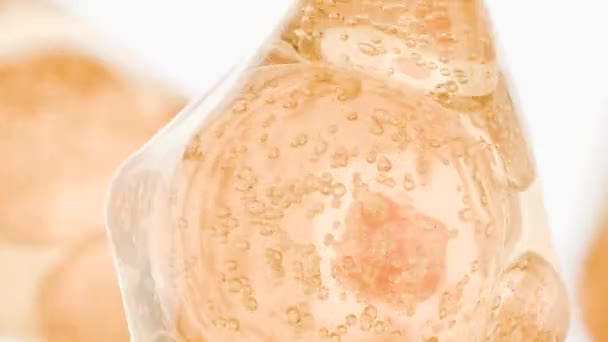 Sudaki Kozmetik Ürünleri Için Gerekli Yağ Kabarcıkları Mavi Sıvı Kabarcıklar — Stok video