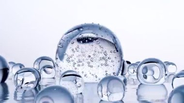 Düşen su kabarcığı damlası, kozmetik esansı yağ damlası, nemlendirici krem, cilt serumu, vitamin, güzellik konsepti, kristal berraklaştırıcı jel sıvısı, Yavaş Motio, 3d rendelendirme 