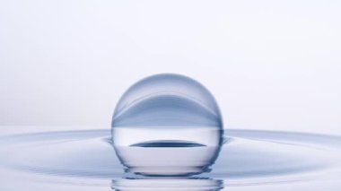 Düşen su kabarcığı damlası, kozmetik esansı yağ damlası, nemlendirici krem, cilt serumu, vitamin, güzellik konsepti, kristal berraklaştırıcı jel sıvısı, Yavaş Motio, 3d rendelendirme 