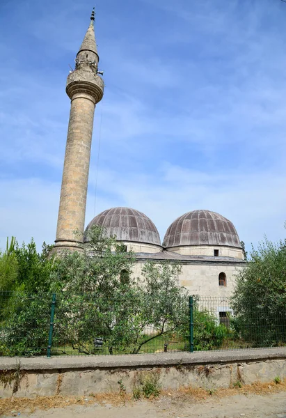 トルコのアダナにあるクルトクラーギ カラバンサーイとクルトクラーギ モスクは オスマン帝国時代の17世紀に建設された 両方の構造は互いに非常に近いです — ストック写真