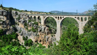 Türkiye 'nin Adana kentindeki Varda Köprüsü 1912 yılında inşa edildi. Almanlar tarafından yapıldı..