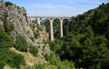 Türkiye 'nin Adana kentindeki Varda Köprüsü 1912 yılında inşa edildi. Almanlar tarafından yapıldı..