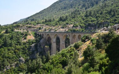 Türkiye 'nin Adana kentindeki Varda Köprüsü 1912 yılında inşa edildi. Almanlar tarafından yapıldı..