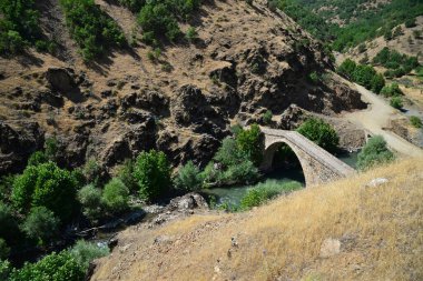 Hakkari 'nin emdinli ilçesine 13 km uzaklıktadır. Bu tarihi taş köprü, Balar Köyü 'nde 1898 yılında inşa edilmiştir..