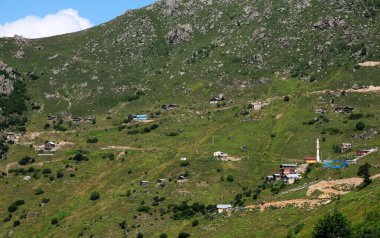 Türkiye 'nin Rize kentinde yer alan Anzer Platosu önemli bir turizm merkezi.