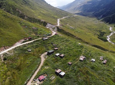 Türkiye 'nin Rize kentinde yer alan Asagi Kavrun Platosu önemli bir turizm merkezidir..