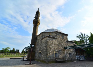 Türkiye 'nin Rize kentinde yer alan İslampaa Camii, 1571 yılında inşa edilmiştir..