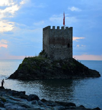 Türkiye 'nin Rize kentindeki Bakire Kalesi önemli bir turizm merkezi..