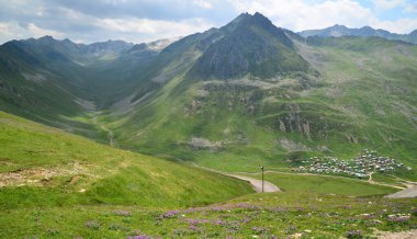 Türkiye 'nin Rize kentindeki Trovit Platosu önemli bir yerel platodur..