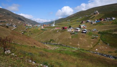 Türkiye 'nin Rize kentinde yer alan Anzer Platosu önemli bir yerel platodur..