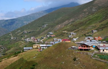 Türkiye 'nin Rize kentinde yer alan Anzer Platosu önemli bir yerel platodur..