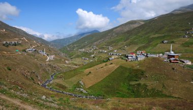 Türkiye 'nin Rize kentinde yer alan Anzer Platosu önemli bir yerel platodur..