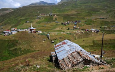 Türkiye 'nin Rize kentinde yer alan Anzer Platosu önemli bir yerel platodur..