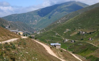 Türkiye 'nin Rize kentinde yer alan Anzer Platosu önemli bir yerel platodur..