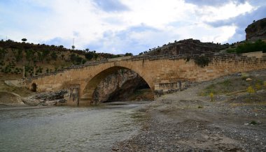 Cendere Köprüsü, Adyaman 'ın Kahta ilçesinde bulunan eski bir yapıdır..