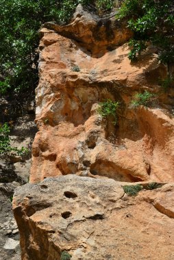 Rnak 'ın Kasrik Boğazı' ndaki doğal kayalıklarda at üstünde insan figürleri rahatlıyor. Düşük rahatlıkla yapılmış ve ata binen birini tasvir ediyor. Eserin Parthian Dönemi 'ne ait olduğu tahmin edilmektedir..
