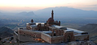 Doubeyazt, Türkiye 'de yer alan bu büyük saray 17. yüzyılda inşa edildi..