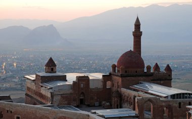 Doubeyazt, Türkiye 'de yer alan bu büyük saray 17. yüzyılda inşa edildi..