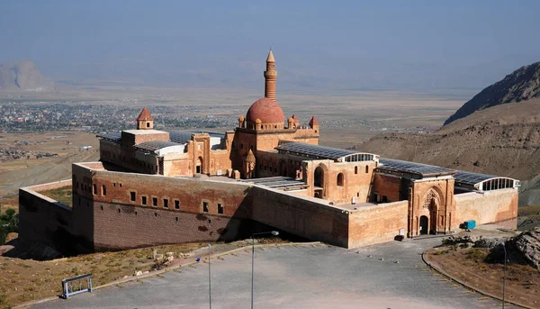 stock image Located in Doubeyazt, Turkey, this grand palace was built in the 17th century.