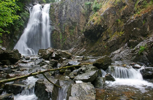 トルコのヤロヴァに位置し 蘇Dusen滝は地域の保護地域の一つです — ストック写真