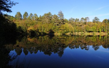 Yalova, Türkiye 'de yer alan Buyuk Dipsiz Gölü, bölgenin korunan bölgelerinden biri..