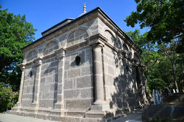 トルコのビンゴルにあるシェイク アーメット墓は19世紀に建設された それはその特別なアーキテクチャで愛好家を引き付けるために管理します — ストック写真