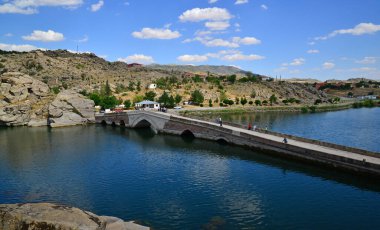 Türkiye 'nin Karakecili ilçesinde yer alan Cesnigir Köprüsü 13. yüzyılda inşa edildi..
