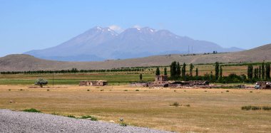 Türkiye 'nin Aksaray ilçesine bağlı Hasan Dağı, ülkenin en büyük dağlarından biridir. Tepesi 3268 olan volkanik bir dağ.
