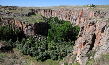 Türkiye 'nin Aksaray kentine bağlı olan İhlara Vadisi çok popüler bir yerdir. Vadide kaya kiliseleri var..