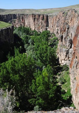 Türkiye 'nin Aksaray kentine bağlı olan İhlara Vadisi çok popüler bir yerdir. Vadide kaya kiliseleri var..