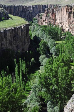 Türkiye 'nin Aksaray kentine bağlı olan İhlara Vadisi çok popüler bir yerdir. Vadide kaya kiliseleri var..