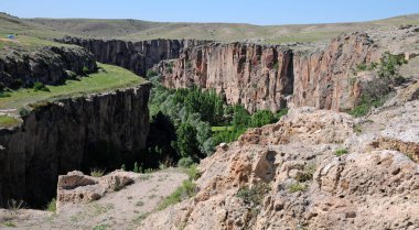 Türkiye 'nin Aksaray kentine bağlı olan İhlara Vadisi çok popüler bir yerdir. Vadide kaya kiliseleri var..