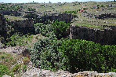Türkiye 'nin Aksaray kentine bağlı olan İhlara Vadisi çok popüler bir yerdir. Vadide kaya kiliseleri var..