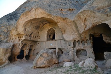 Aksaray 'da Selime Cappadocia' da büyük bir katedral ve yaşam alanları vardır. Eski bir yerleşim yeri..