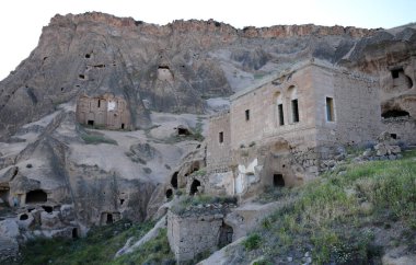 Aksaray 'da Selime Cappadocia' da büyük bir katedral ve yaşam alanları vardır. Eski bir yerleşim yeri..