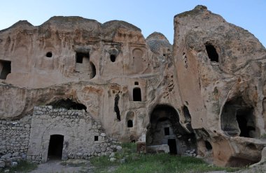 Aksaray 'da Selime Cappadocia' da büyük bir katedral ve yaşam alanları vardır. Eski bir yerleşim yeri..