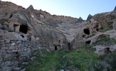 Aksaray 'da Selime Cappadocia' da büyük bir katedral ve yaşam alanları vardır. Eski bir yerleşim yeri..