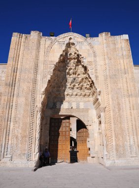 Türkiye 'nin Aksaray kentinde yer alan Sultanhani kervanı 13. yüzyılda inşa edildi. Türkiye 'nin en önemli kervanlarından biridir..