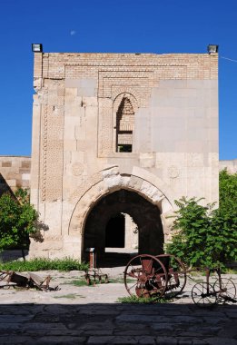 Türkiye 'nin Aksaray kentinde yer alan Sultanhani kervanı 13. yüzyılda inşa edildi. Türkiye 'nin en önemli kervanlarından biridir..
