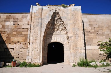 Türkiye 'nin Aksaray kentinde yer alan Sultanhani kervanı 13. yüzyılda inşa edildi. Türkiye 'nin en önemli kervanlarından biridir..